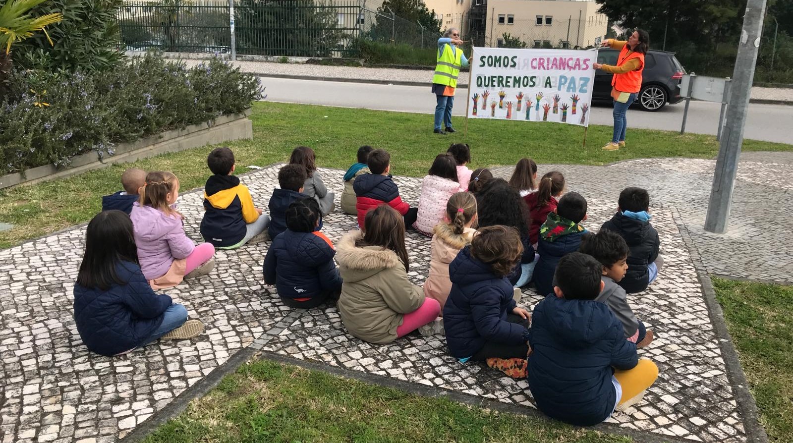 As crianças reivindicam a Paz no Jardim de Infância de Póvoa de São Martinho.
